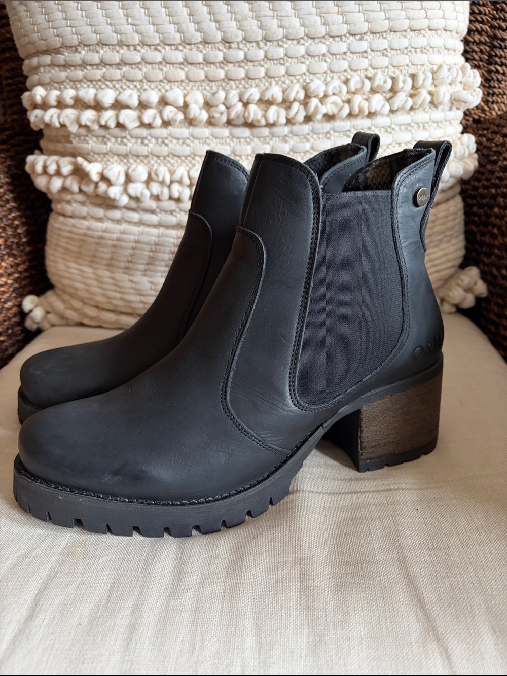 Oak & Hyde Women’s Black Leather Chelsea Block Heel Ankle Boots